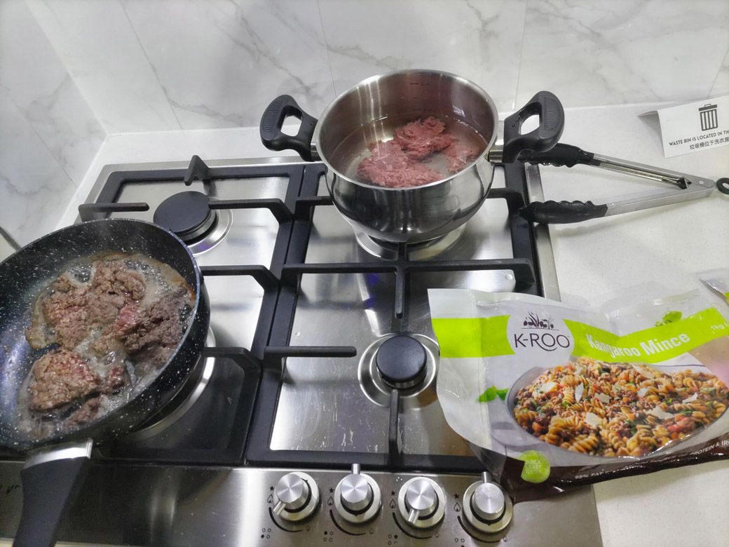 トナカイの肉はビールに合う？　日本人が知らない海外飯の魅力,  5位は〇〇〇のステーキ。背中に乗った後にいただきました , 4位の「タルタル」はネギトロみたいな食感。しかし材料は…, 3位は過去最悪で面白かった「badモーニング」,  2位は“白色の大玉”がドスンと乗っている本場の○○ , 1位は壺料理。大型ナイフを使ったパフォーマンスが最高すぎた, （余談）壺があったら入りたい…