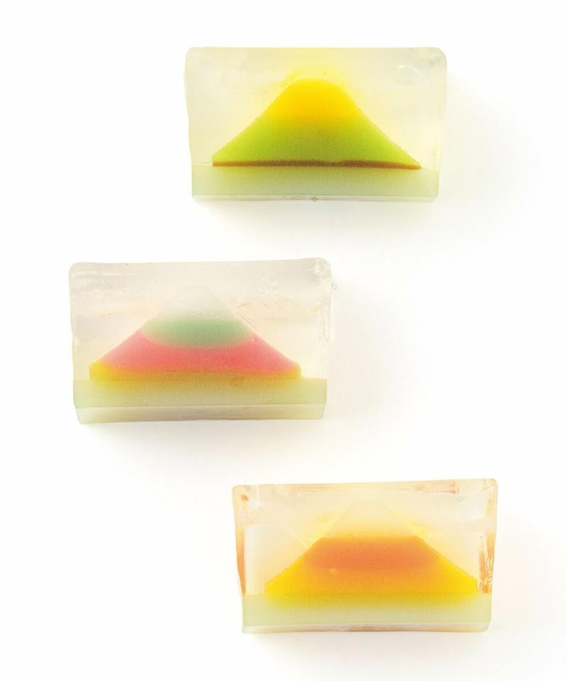 「鯛」と「大安」をかけたおめでたいおまんじゅう, 3色の招き猫による“福よ来い”にほっこり, 四季折々の富士山に心躍るようかん, 縁起のいい一粒万倍日に由来する限定あんもち, 赤富士と跳ねた鯛が祝福してくれる江戸菓子