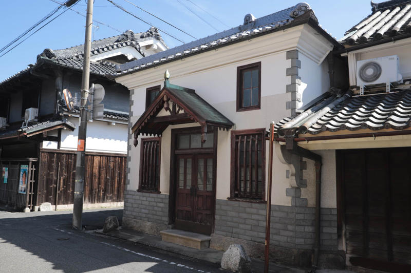 江戸の面影を今に伝える、御所まちの町並み, 老舗大衆食堂の名物カレーうどん, 中世の知恵が残る、町を守る仕組み, 創業95年！ 老舗精肉店の絶品惣菜, 1本100円。甘辛たれの焼きたて団子, 銘酒「風の森」のショコラを手土産に