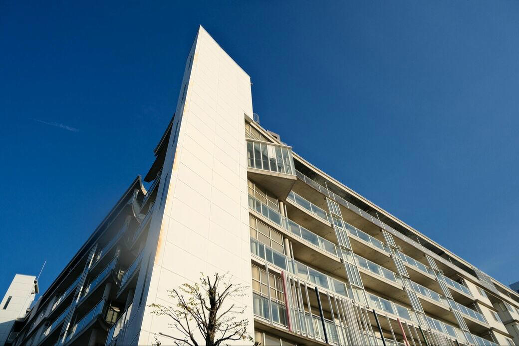 個性的な住棟に水路が走る「フシギなまち」, 30年前、農地に誕生したニュータウン, どこに「オリンピック村」をつくるのか？, 設計者はなんと28名「異例の体制」, 複雑な調整を経て生まれた「新しいまち」, ニュータウンも住戸も「バリアフリー」, ベランダも広々とした、気持ちのいい団地