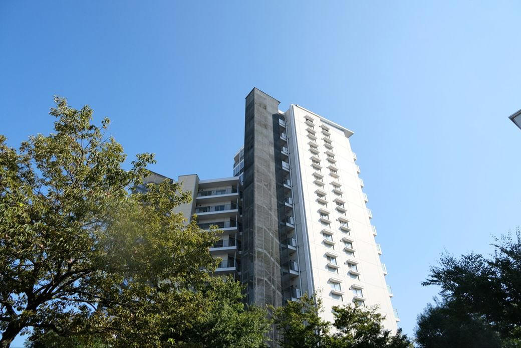 個性的な住棟に水路が走る「フシギなまち」, 30年前、農地に誕生したニュータウン, どこに「オリンピック村」をつくるのか？, 設計者はなんと28名「異例の体制」, 複雑な調整を経て生まれた「新しいまち」, ニュータウンも住戸も「バリアフリー」, ベランダも広々とした、気持ちのいい団地