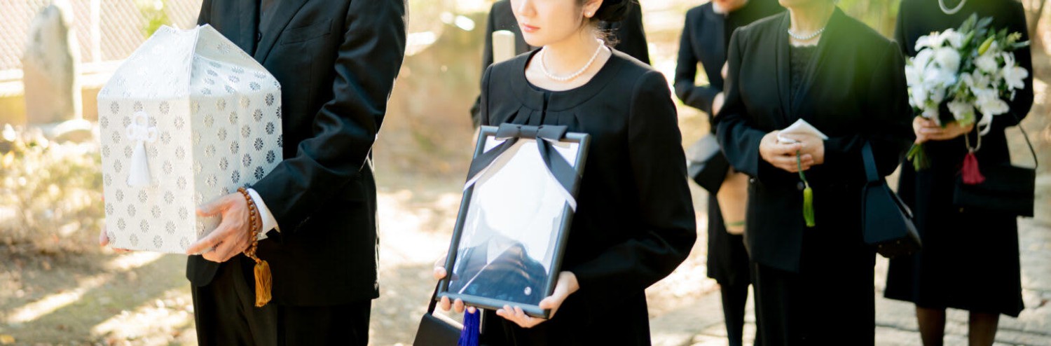 葬式の場では言葉遣いや話す内容に気を遣って, お葬式で絶対NGな『言葉』５選, 1.「死ぬ」などの直接的な表現, 2.死因を尋ねる言葉, 3.「泣かないで」など感情を抑制する言葉, 4.「頑張って」など相手に負担となる言葉, 5.後悔を誘発するような言葉, お葬式で意識すべき正しい言葉遣いとは, ご遺族の負担や悲しみを増幅させないような言葉選びを