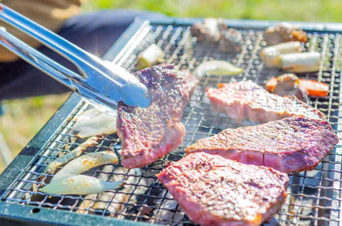 どの肉を選ぶ？牛、豚、鶏の特徴とおすすめ, 火の通りにくい野菜の切り方と焼き方, 串焼きバーベキューはコツがいる！？, アルミホイルをフル活用しよう, 肉料理の人気レシピランキング, 野菜の人気レシピトップ5, 魚介の人気レシピトップ5, ホイル焼きの人気レシピトップ5, パンの人気レシピトップ5, ご飯・麺の人気レシピトップ5, デザートの人気レシピトップ5, 豚しゃぶと水菜の塩昆布和え, 【前日】下準備が8割！, 【当日】炭火の着火と管理, 【当日】料理のタイミングと配置, 【撤収】火消し壺を使用して安全にあとかたづけ, バーベキューコンロ・バーベキューグリル, ダッチオーブン・ホットサンドメーカー