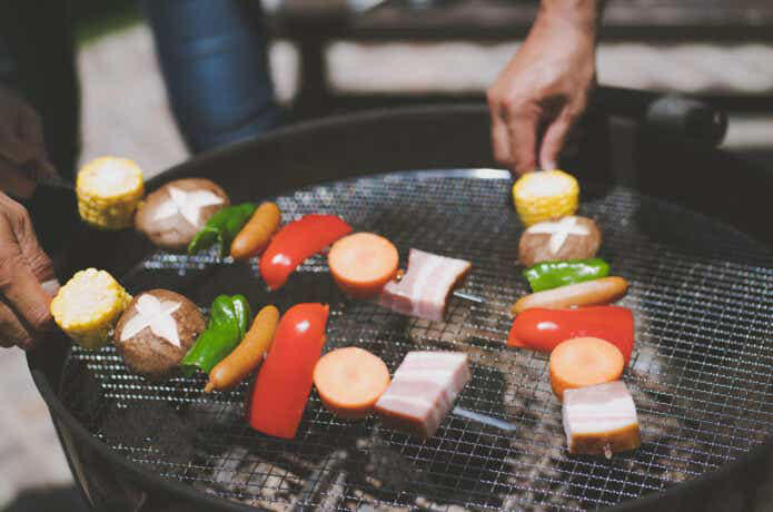 どの肉を選ぶ？牛、豚、鶏の特徴とおすすめ, 火の通りにくい野菜の切り方と焼き方, 串焼きバーベキューはコツがいる！？, アルミホイルをフル活用しよう, 肉料理の人気レシピランキング, 野菜の人気レシピトップ5, 魚介の人気レシピトップ5, ホイル焼きの人気レシピトップ5, パンの人気レシピトップ5, ご飯・麺の人気レシピトップ5, デザートの人気レシピトップ5, 豚しゃぶと水菜の塩昆布和え, 【前日】下準備が8割！, 【当日】炭火の着火と管理, 【当日】料理のタイミングと配置, 【撤収】火消し壺を使用して安全にあとかたづけ, バーベキューコンロ・バーベキューグリル, ダッチオーブン・ホットサンドメーカー