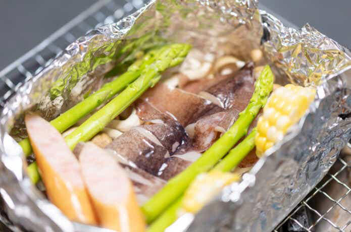 どの肉を選ぶ？牛、豚、鶏の特徴とおすすめ, 火の通りにくい野菜の切り方と焼き方, 串焼きバーベキューはコツがいる！？, アルミホイルをフル活用しよう, 肉料理の人気レシピランキング, 野菜の人気レシピトップ5, 魚介の人気レシピトップ5, ホイル焼きの人気レシピトップ5, パンの人気レシピトップ5, ご飯・麺の人気レシピトップ5, デザートの人気レシピトップ5, 豚しゃぶと水菜の塩昆布和え, 【前日】下準備が8割！, 【当日】炭火の着火と管理, 【当日】料理のタイミングと配置, 【撤収】火消し壺を使用して安全にあとかたづけ, バーベキューコンロ・バーベキューグリル, ダッチオーブン・ホットサンドメーカー