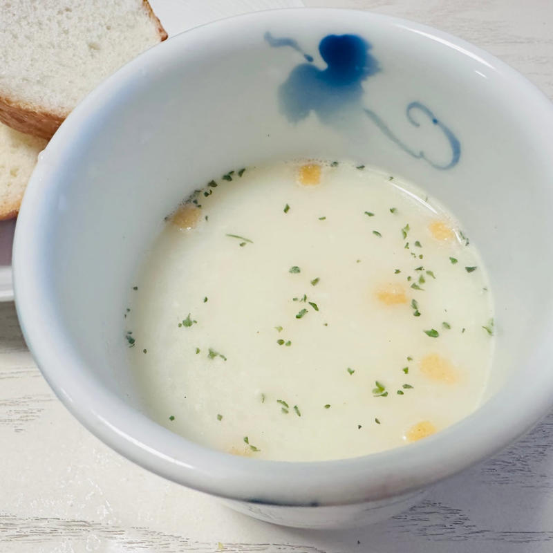 “とろみ”をつけて食感アップ！, 秘密は、水溶きかたくり粉と牛乳, 1.小鍋に水と粉末カップスープを入れる, 2.火を止めて、水溶きかたくり粉を入れる, 3.牛乳を入れたら完成です, 水溶きかたくり粉と牛乳でとろ〜りおいしくなる
