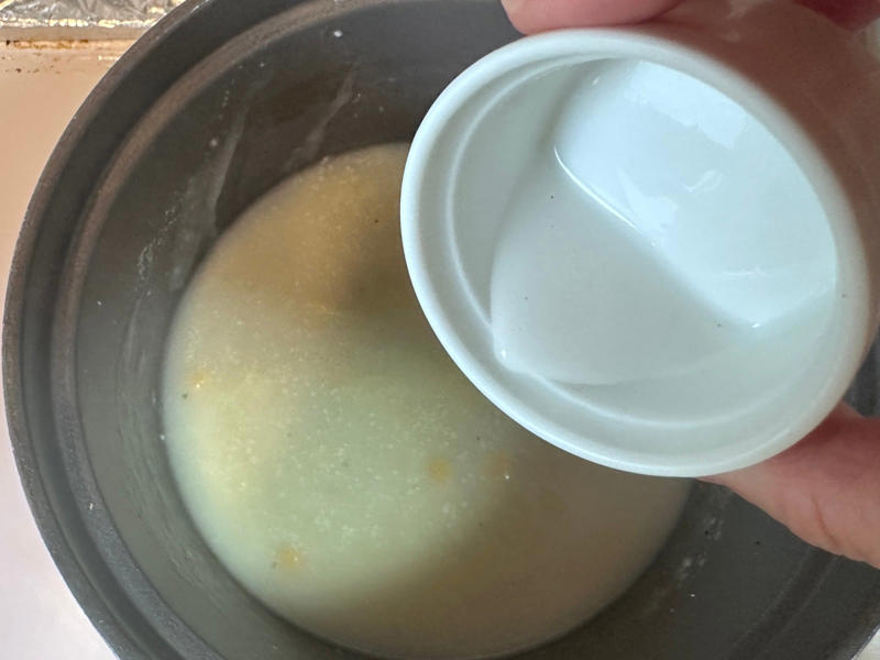 “とろみ”をつけて食感アップ！, 秘密は、水溶きかたくり粉と牛乳, 1.小鍋に水と粉末カップスープを入れる, 2.火を止めて、水溶きかたくり粉を入れる, 3.牛乳を入れたら完成です, 水溶きかたくり粉と牛乳でとろ〜りおいしくなる