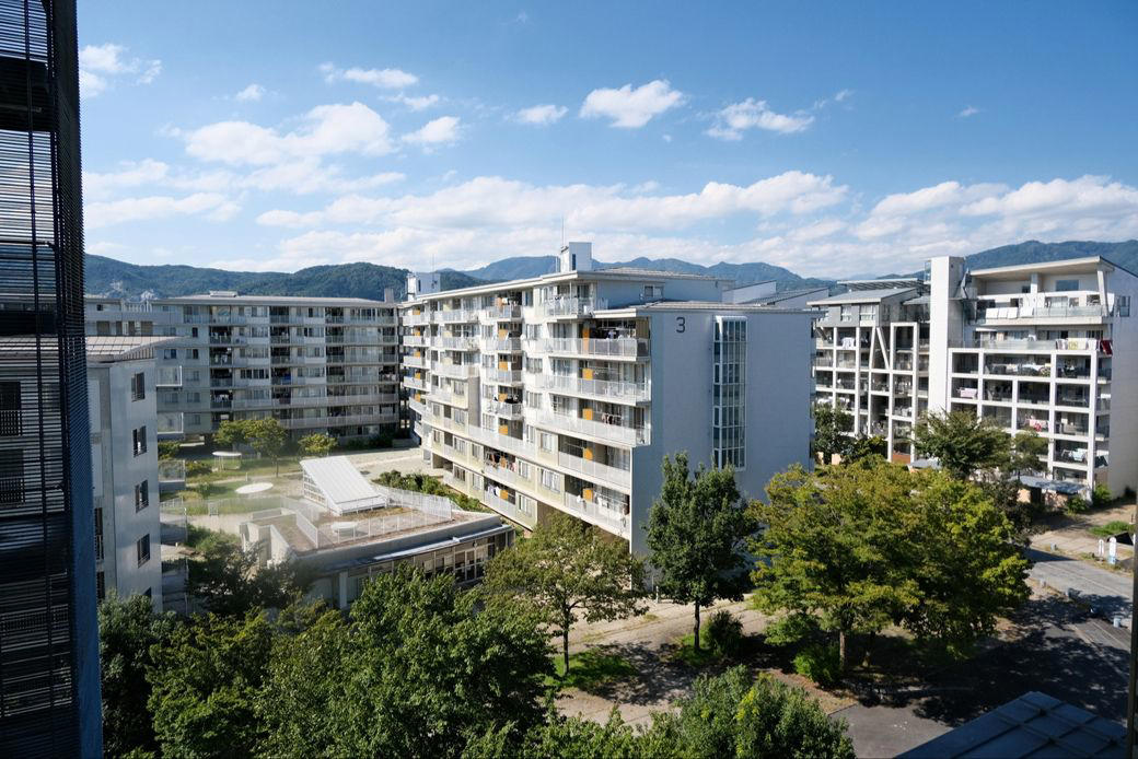 個性的な住棟に水路が走る「フシギなまち」, 30年前、農地に誕生したニュータウン, どこに「オリンピック村」をつくるのか？, 設計者はなんと28名「異例の体制」, 複雑な調整を経て生まれた「新しいまち」, ニュータウンも住戸も「バリアフリー」, ベランダも広々とした、気持ちのいい団地
