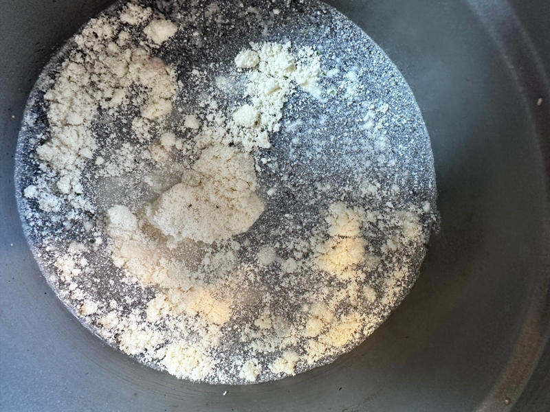 “とろみ”をつけて食感アップ！, 秘密は、水溶きかたくり粉と牛乳, 1.小鍋に水と粉末カップスープを入れる, 2.火を止めて、水溶きかたくり粉を入れる, 3.牛乳を入れたら完成です, 水溶きかたくり粉と牛乳でとろ〜りおいしくなる
