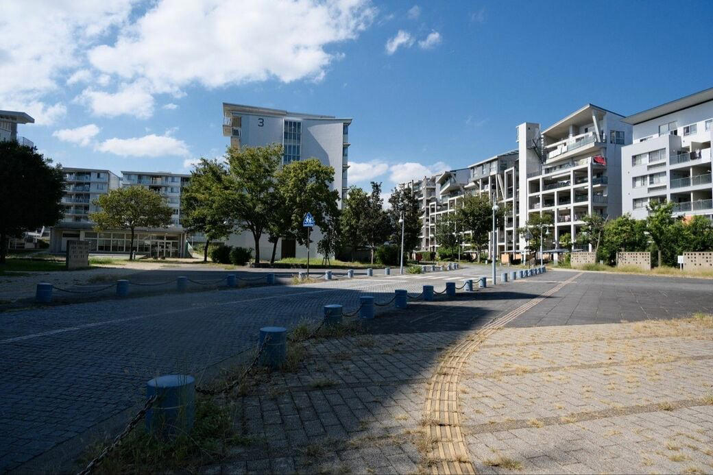 個性的な住棟に水路が走る「フシギなまち」, 30年前、農地に誕生したニュータウン, どこに「オリンピック村」をつくるのか？, 設計者はなんと28名「異例の体制」, 複雑な調整を経て生まれた「新しいまち」, ニュータウンも住戸も「バリアフリー」, ベランダも広々とした、気持ちのいい団地