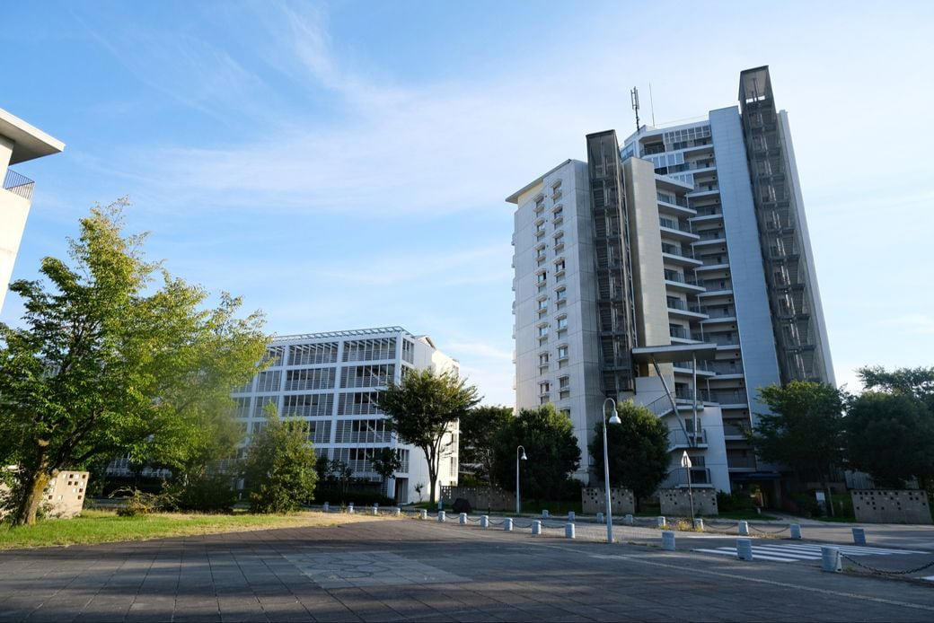 個性的な住棟に水路が走る「フシギなまち」, 30年前、農地に誕生したニュータウン, どこに「オリンピック村」をつくるのか？, 設計者はなんと28名「異例の体制」, 複雑な調整を経て生まれた「新しいまち」, ニュータウンも住戸も「バリアフリー」, ベランダも広々とした、気持ちのいい団地