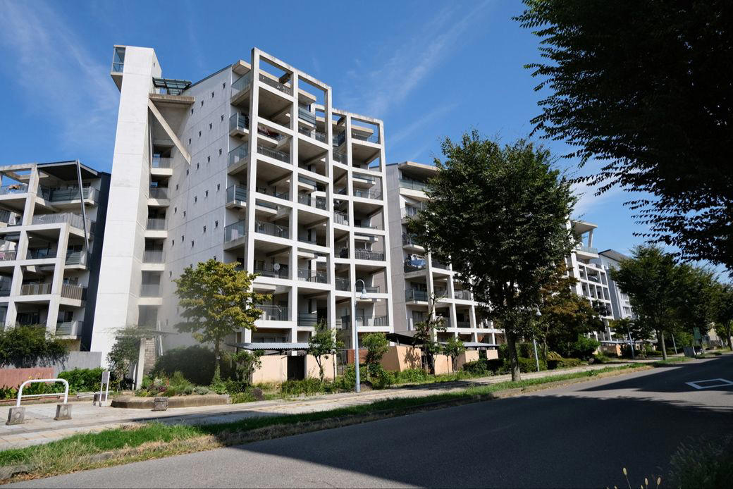 個性的な住棟に水路が走る「フシギなまち」, 30年前、農地に誕生したニュータウン, どこに「オリンピック村」をつくるのか？, 設計者はなんと28名「異例の体制」, 複雑な調整を経て生まれた「新しいまち」, ニュータウンも住戸も「バリアフリー」, ベランダも広々とした、気持ちのいい団地