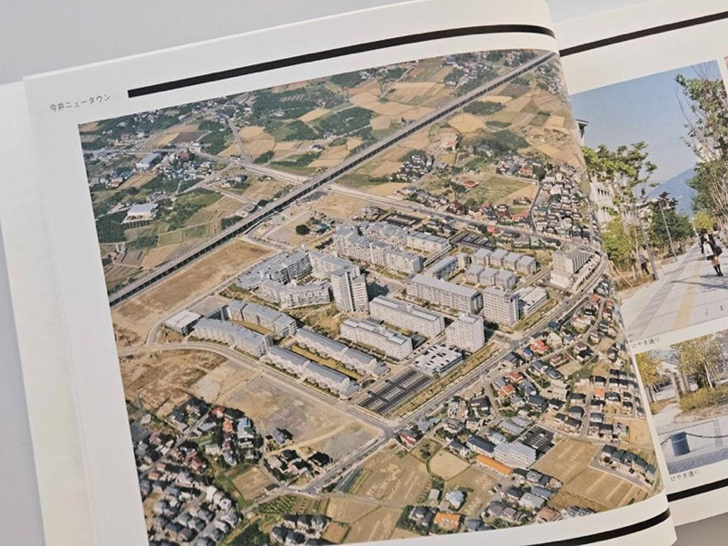 個性的な住棟に水路が走る「フシギなまち」, 30年前、農地に誕生したニュータウン, どこに「オリンピック村」をつくるのか？, 設計者はなんと28名「異例の体制」, 複雑な調整を経て生まれた「新しいまち」, ニュータウンも住戸も「バリアフリー」, ベランダも広々とした、気持ちのいい団地