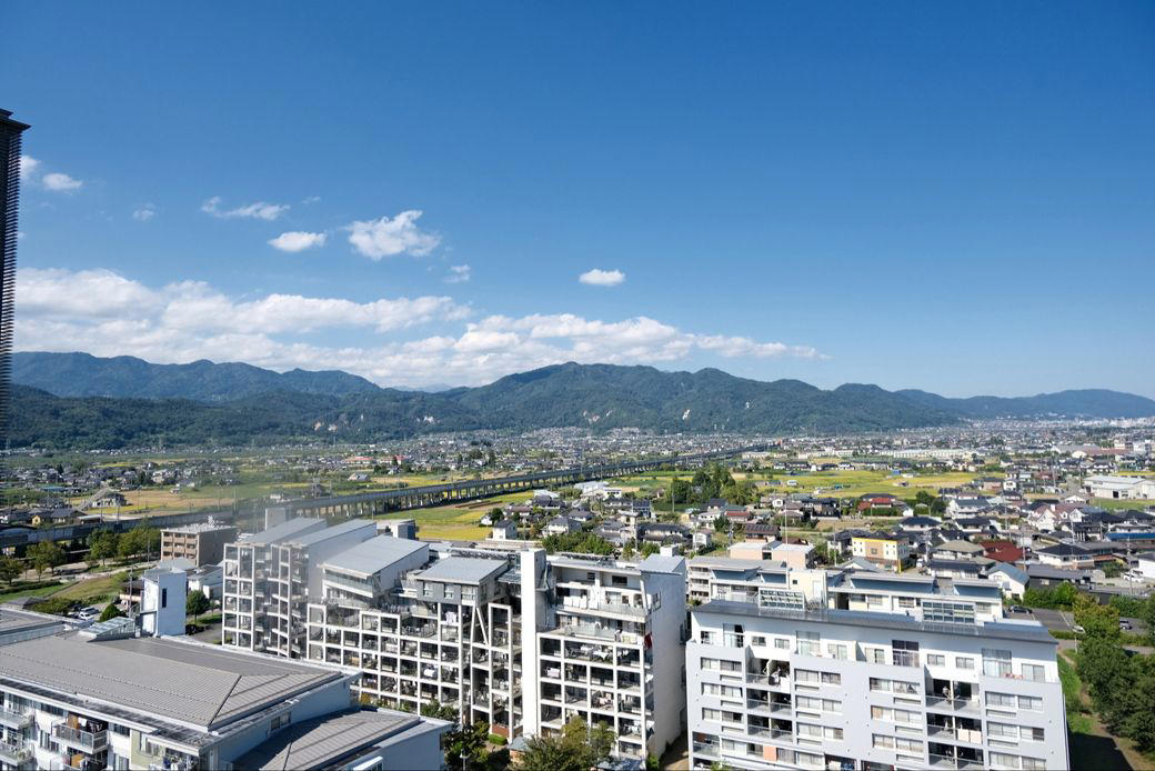 個性的な住棟に水路が走る「フシギなまち」, 30年前、農地に誕生したニュータウン, どこに「オリンピック村」をつくるのか？, 設計者はなんと28名「異例の体制」, 複雑な調整を経て生まれた「新しいまち」, ニュータウンも住戸も「バリアフリー」, ベランダも広々とした、気持ちのいい団地