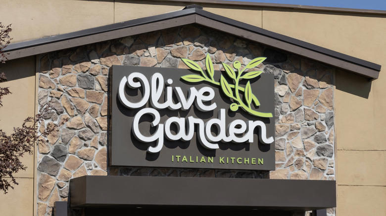 Red Lobster, Pizza Hut, Applebee's, Outback Steakhouse, Olive Garden, Cracker Barrel, Starbucks