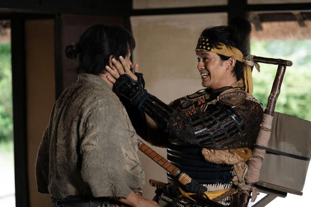 貧しくも平穏な農村暮らし…音信不通の兄の帰還で物語が動き出す, 小一郎(仲野太賀)×織田信長(小栗旬)、運命の出会いへ…信長からのビンタ炸裂, 藤吉郎(池松壮亮)の真犯人を捕まえる作戦に…小一郎(仲野太賀)、残虐な兄の姿にショック, 仲野太賀×池松壮亮の演技に称賛の声　怒涛の展開にSNS「あっという間の1時間」