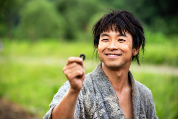貧しくも平穏な農村暮らし…音信不通の兄の帰還で物語が動き出す, 小一郎(仲野太賀)×織田信長(小栗旬)、運命の出会いへ…信長からのビンタ炸裂, 藤吉郎(池松壮亮)の真犯人を捕まえる作戦に…小一郎(仲野太賀)、残虐な兄の姿にショック, 仲野太賀×池松壮亮の演技に称賛の声　怒涛の展開にSNS「あっという間の1時間」