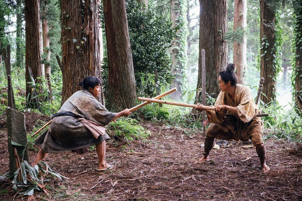 貧しくも平穏な農村暮らし…音信不通の兄の帰還で物語が動き出す, 小一郎(仲野太賀)×織田信長(小栗旬)、運命の出会いへ…信長からのビンタ炸裂, 藤吉郎(池松壮亮)の真犯人を捕まえる作戦に…小一郎(仲野太賀)、残虐な兄の姿にショック, 仲野太賀×池松壮亮の演技に称賛の声　怒涛の展開にSNS「あっという間の1時間」