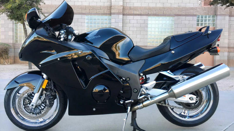 How Suzuki Accidentally Started The Bike Speed Wars With The GSX1300R , Why 194 MPH Was Enough To Scare Everyone Silly , Kawasaki And Honda Tried To Take The Crown Back , The Hayabusa’s Legacy And What It’s Worth Today , Modern Bikes That Keep The 200 MPH Dream Flying