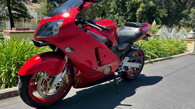 How Suzuki Accidentally Started The Bike Speed Wars With The GSX1300R , Why 194 MPH Was Enough To Scare Everyone Silly , Kawasaki And Honda Tried To Take The Crown Back , The Hayabusa’s Legacy And What It’s Worth Today , Modern Bikes That Keep The 200 MPH Dream Flying