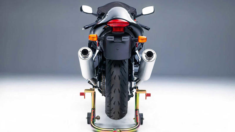 How Suzuki Accidentally Started The Bike Speed Wars With The GSX1300R , Why 194 MPH Was Enough To Scare Everyone Silly , Kawasaki And Honda Tried To Take The Crown Back , The Hayabusa’s Legacy And What It’s Worth Today , Modern Bikes That Keep The 200 MPH Dream Flying