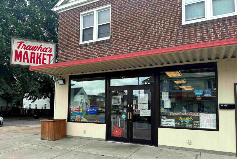 Benny's Paninis, Trawka's, Chipper's Tavern, Madeline's Dining & Events, Triple D's, Oba Sushi, Lawrence Park Dinor, Pineapple Eddie, Tasty Bowl, Casa Café, Avonia Tavern, Give a Crepe, Gem City Dinor