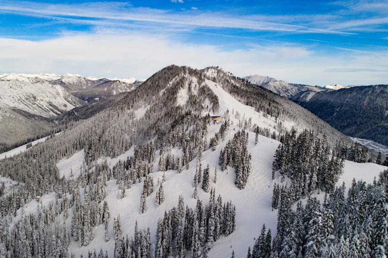 10. Jackson Hole, WY: 317”, 9. Whitewater, BC: 329” (838 cm), 8. Stevens Pass, WA: 332”, 7. Mount Bohemia, MI: 345”, 6. Lake Louise, AB: 351”, 5. Kicking Horse, BC: 353” (899 cm), 4. Alyeska, AK: 353”, 3. Jay Peak, VT: 395”, 2. Mt. Baker Ski Area, WA: 416”, 1. Revelstoke, BC: 440” (1,120 cm)