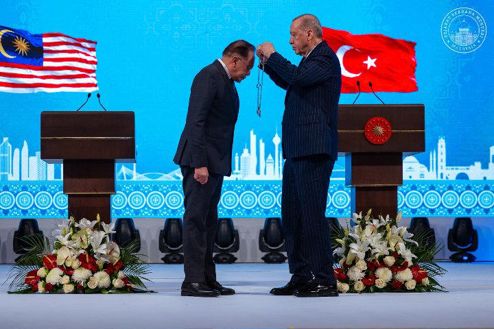 1. Anwar receives the Order of the Republic, 2. Courtesy call from secretary of Turkish Defence Industries, 3. Bilateral trade worth US billion well underway, says Anwar, 4. Malaysia and Türkiye sign seven documents strengthening strategic cooperation, 5. Wreath-laying ceremony at Anıtkabir Mausoleum