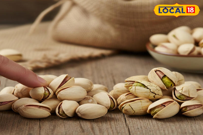 Real pistachios feel firm and have strong, intact shells without cracks. Fake pistachios often have softer shells that crack easily. Checking the shell texture is one of the simplest ways to tell the real from the fake.