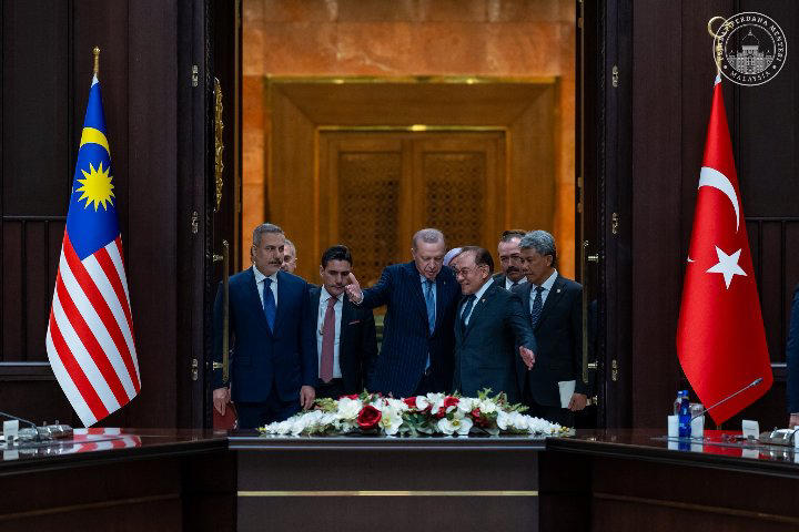1. Anwar receives the Order of the Republic, 2. Courtesy call from secretary of Turkish Defence Industries, 3. Bilateral trade worth US billion well underway, says Anwar, 4. Malaysia and Türkiye sign seven documents strengthening strategic cooperation, 5. Wreath-laying ceremony at Anıtkabir Mausoleum
