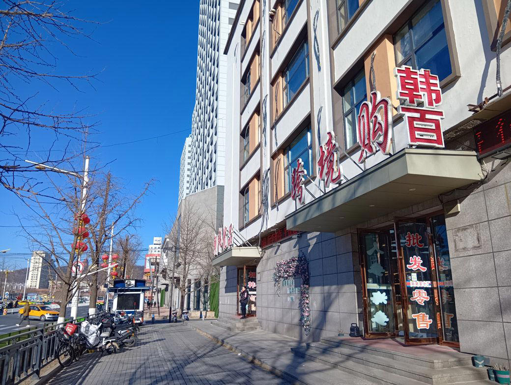 え、北朝鮮のお土産だらけじゃん…筆者が見た衝撃的な光景, 「未知の国の食べ物」4点の商品を購入, 飲み物、棒菓子を食べた正直な感想, チョコレートクッキーの味は？, ビールはあの味に似ている！, 北朝鮮ナンバーワンお菓子に出会う！
