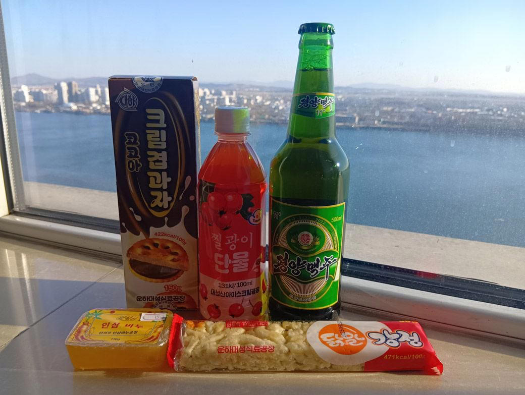 え、北朝鮮のお土産だらけじゃん…筆者が見た衝撃的な光景, 「未知の国の食べ物」4点の商品を購入, 飲み物、棒菓子を食べた正直な感想, チョコレートクッキーの味は？, ビールはあの味に似ている！, 北朝鮮ナンバーワンお菓子に出会う！