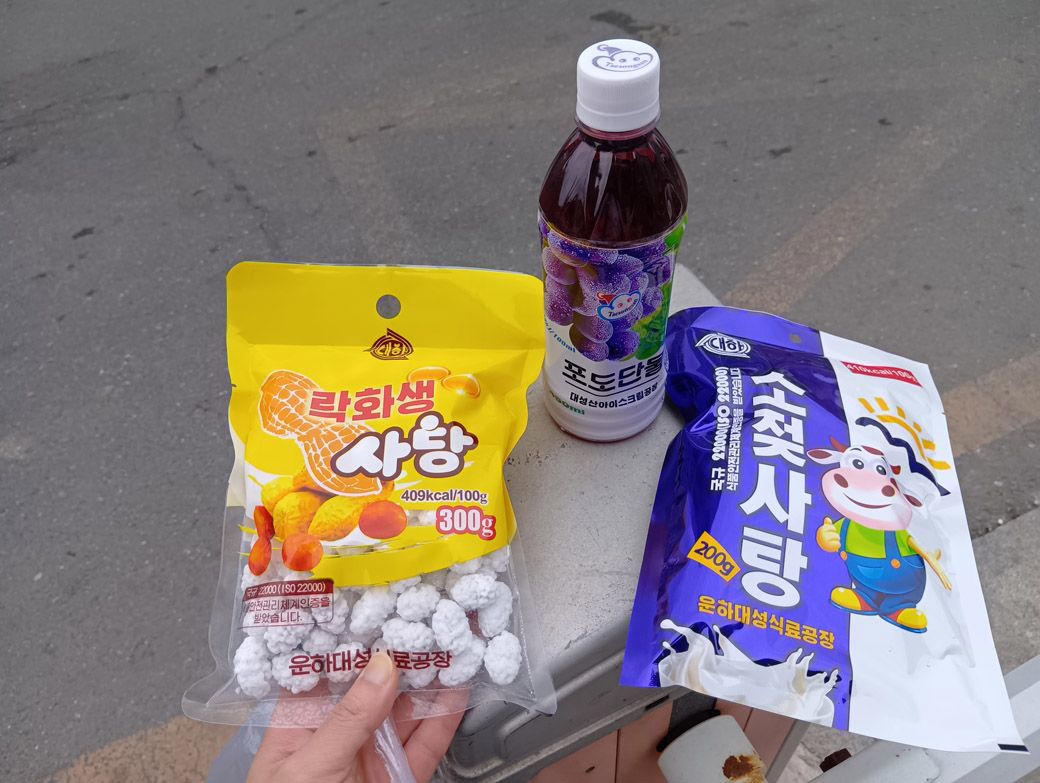 え、北朝鮮のお土産だらけじゃん…筆者が見た衝撃的な光景, 「未知の国の食べ物」4点の商品を購入, 飲み物、棒菓子を食べた正直な感想, チョコレートクッキーの味は？, ビールはあの味に似ている！, 北朝鮮ナンバーワンお菓子に出会う！