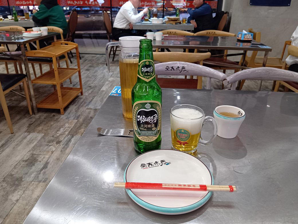 え、北朝鮮のお土産だらけじゃん…筆者が見た衝撃的な光景, 「未知の国の食べ物」4点の商品を購入, 飲み物、棒菓子を食べた正直な感想, チョコレートクッキーの味は？, ビールはあの味に似ている！, 北朝鮮ナンバーワンお菓子に出会う！