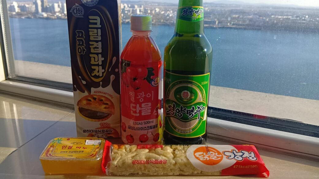 え、北朝鮮のお土産だらけじゃん…筆者が見た衝撃的な光景, 「未知の国の食べ物」4点の商品を購入, 飲み物、棒菓子を食べた正直な感想, チョコレートクッキーの味は？, ビールはあの味に似ている！, 北朝鮮ナンバーワンお菓子に出会う！