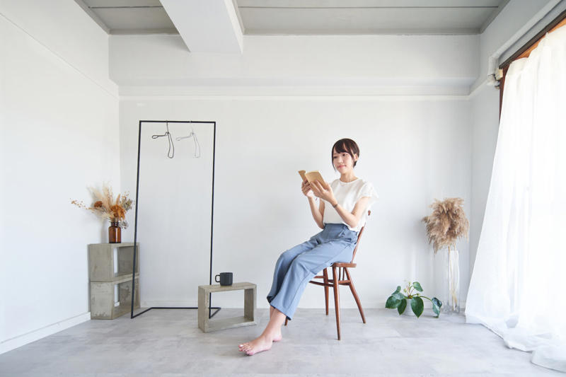 最近、物欲がない人が増えている理由, 心が満たされている「物欲がない人」の心理, 「自分は自分」という確かな自信がある, モノよりも「体験や時間」に本当の贅沢を感じている, 選ぶ手間や管理するストレスを減らしたい, 少し心配な「物欲がない人」の心理, 疲れすぎていて「選ぶエネルギー」が枯渇している, 「自分には贅沢をする価値がない」と思い込んでいる, 何に対してもワクワクする感情が動かない, 物欲がない生活のメリットとデメリット, 【メリット】お金と時間に余裕ができ、心がおだやかになる, 【デメリット】世の中の変化や便利なサービスに疎くなる, もっと毎日を楽しみたい！物欲を取り戻すコツ, 形に残らない「消えもの」で贅沢を味わう, 買い物ではなく「体験」への投資から始める, 自分を助ける「インフラ整備」という視点を持つ, 物欲がない自分を否定せず、心地よく暮らすために