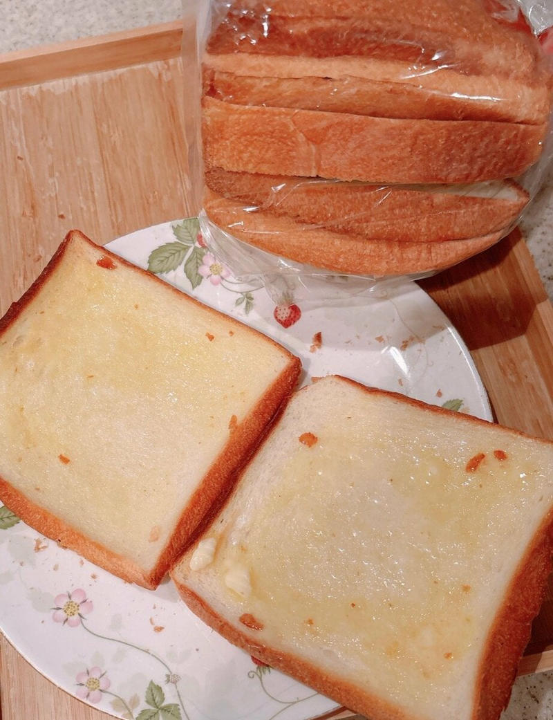 ひとりごはんは「片付けまで簡単」な3品をつくる, 1：さつま揚げ入りのボリューム満点うどん。魚介だしも出る, 2：余ったスープにすいとんを投入。お腹と心を満たす, 3：パンの耳で「即席あんバターサンド」が完成