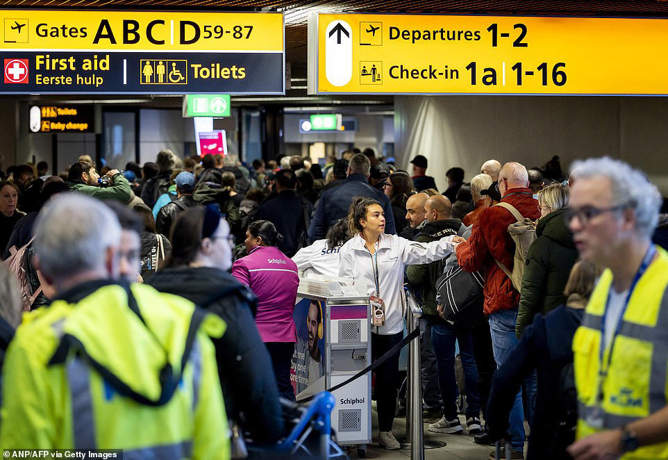What this means for passengers and how to prepare Border checks to move to your phone, 7 changes to flying coming in 2026 for UK travellers, The half‑empty flight quietly disappears, More long‑haul flights from smaller cities, but often on narrower aircraft, Cabin baggage becomes the real battleground, not the ticket price, Green flying shows up directly on your ticket, AI quietly decides how your disruption is handled, Non‑average travellers force change but have to fight harder for it, What this means for passengers and how to prepare