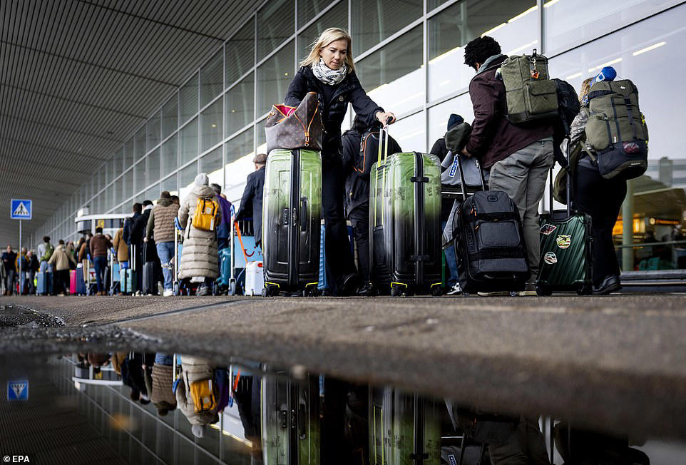 AI quietly decides how your disruption is handled Border checks to move to your phone, 7 changes to flying coming in 2026 for UK travellers, The half‑empty flight quietly disappears, More long‑haul flights from smaller cities, but often on narrower aircraft, Cabin baggage becomes the real battleground, not the ticket price, Green flying shows up directly on your ticket, AI quietly decides how your disruption is handled, Non‑average travellers force change but have to fight harder for it, What this means for passengers and how to prepare