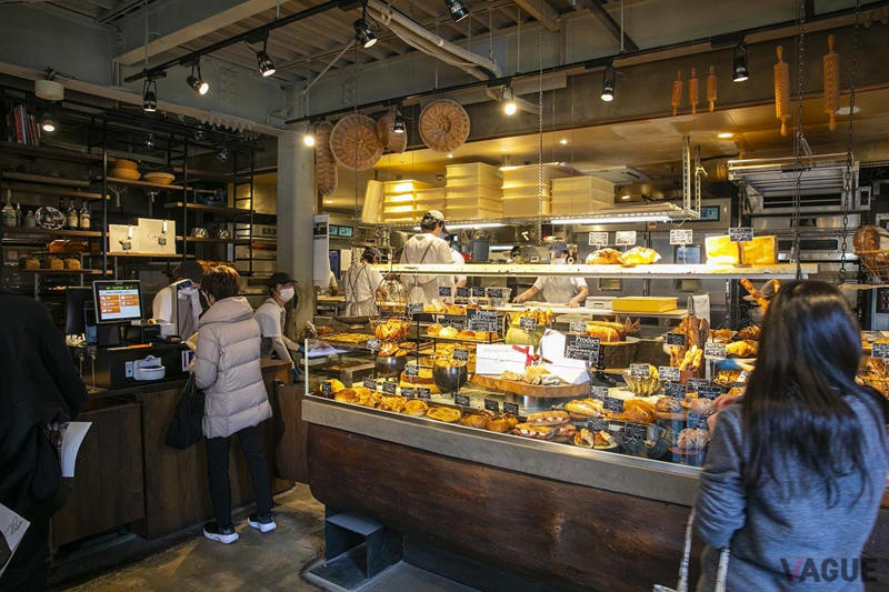 水分量多め、もっちり・しっとりパンが買えるのは行列の絶えない人気店, 約20回の試作を重ね誕生。世界大会に向けて考案した「桜と日本酒」, もっちり＆しっとりとした食感と豊かな風味。「パン・ド・ミ」, 外はパリッ、中はしっとり。理想の美味しさの「クロワッサンA.O.P」, ナッツ系パン好きにはたまらない！　きなこの香ばしさも感じる「きなことくるみ」, バゲットなのに水々しさを感じる！　「バゲット・ア・ラ・マン」