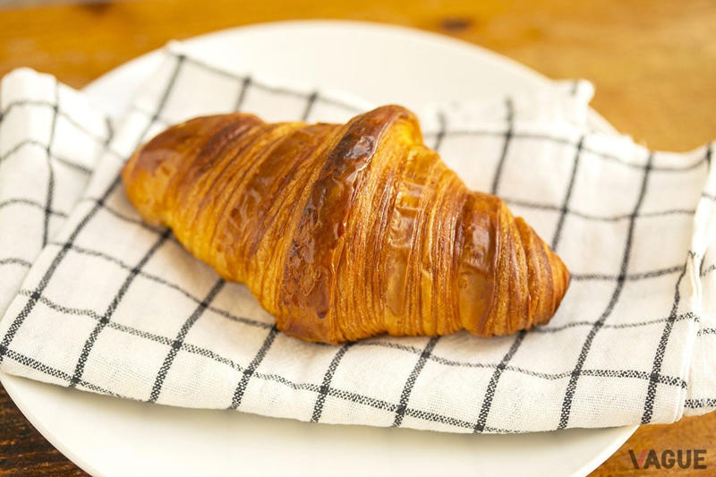水分量多め、もっちり・しっとりパンが買えるのは行列の絶えない人気店, 約20回の試作を重ね誕生。世界大会に向けて考案した「桜と日本酒」, もっちり＆しっとりとした食感と豊かな風味。「パン・ド・ミ」, 外はパリッ、中はしっとり。理想の美味しさの「クロワッサンA.O.P」, ナッツ系パン好きにはたまらない！　きなこの香ばしさも感じる「きなことくるみ」, バゲットなのに水々しさを感じる！　「バゲット・ア・ラ・マン」