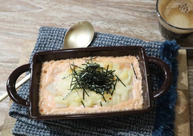 肉巻きチーズトッポギ, 肉巻きチーズトッポギの材料（2人分・約638kcal／1人分）, 肉巻きチーズトッポギの作り方（調理時間：約20分）, 切り餅と胡桃の牛肉甘辛炒め, 切り餅と胡桃の牛肉甘辛炒めの材料（2人分・約830kcal／1人分）, 切り餅と胡桃の牛肉甘辛炒めの作り方（調理時間：約20分）, めんたい餅チーズグラタン, めんたい餅チーズグラタンの材料（2人分・約548kcal／1人分）, めんたい餅チーズグラタンの作り方（調理時間：約15分）, お餅ホワイトソースのドリア, お餅ホワイトソースのドリアの材料（1～2人分・約460kcal／1人分）, お餅ホワイトソースのドリアの作り方（調理時間：約20分）
