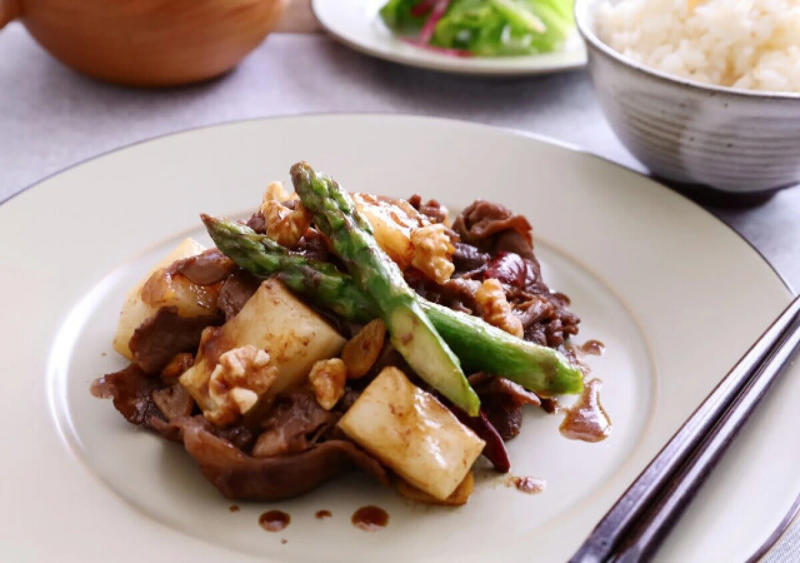 肉巻きチーズトッポギ, 肉巻きチーズトッポギの材料（2人分・約638kcal／1人分）, 肉巻きチーズトッポギの作り方（調理時間：約20分）, 切り餅と胡桃の牛肉甘辛炒め, 切り餅と胡桃の牛肉甘辛炒めの材料（2人分・約830kcal／1人分）, 切り餅と胡桃の牛肉甘辛炒めの作り方（調理時間：約20分）, めんたい餅チーズグラタン, めんたい餅チーズグラタンの材料（2人分・約548kcal／1人分）, めんたい餅チーズグラタンの作り方（調理時間：約15分）, お餅ホワイトソースのドリア, お餅ホワイトソースのドリアの材料（1～2人分・約460kcal／1人分）, お餅ホワイトソースのドリアの作り方（調理時間：約20分）