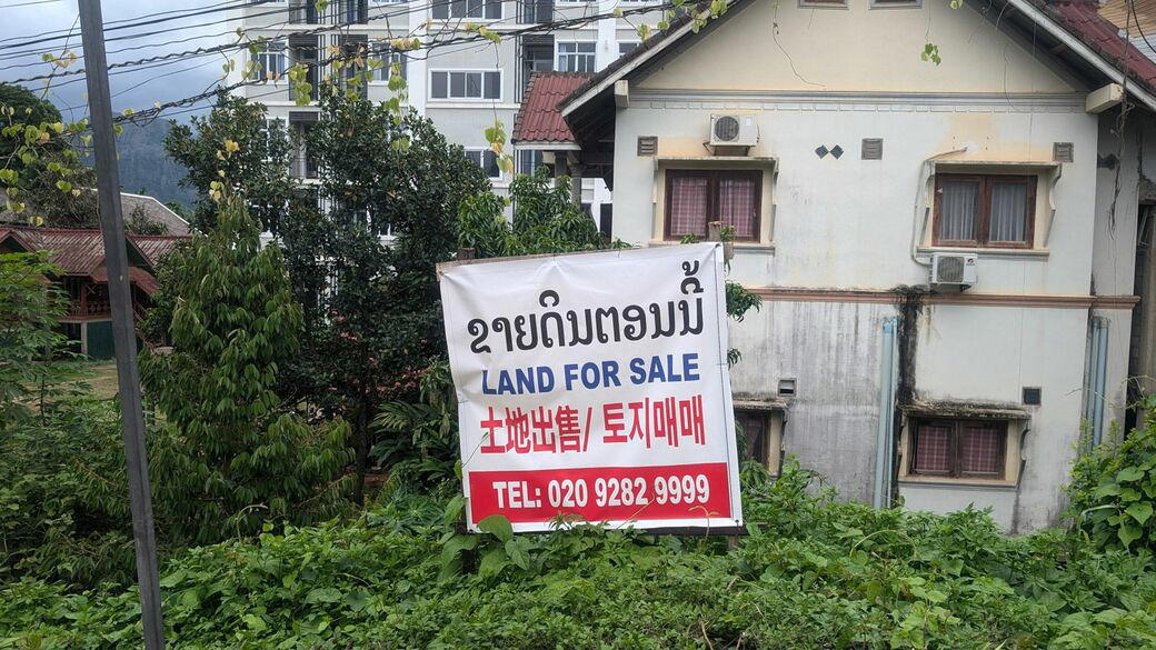 韓国と中国がせめぎ合う田舎町へ, 中国人向けの店舗が増えていた, 中国人と岩山登り, 日中関係は「上の人たちの話」, 大阪と迷いラオスに出店した店主, 日本人にも人気が高まるか？
