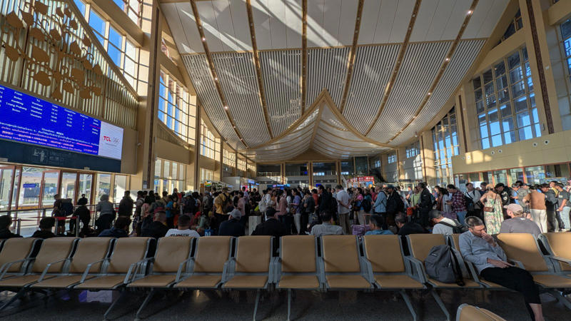 韓国と中国がせめぎ合う田舎町へ, 中国人向けの店舗が増えていた, 中国人と岩山登り, 日中関係は「上の人たちの話」, 大阪と迷いラオスに出店した店主, 日本人にも人気が高まるか？