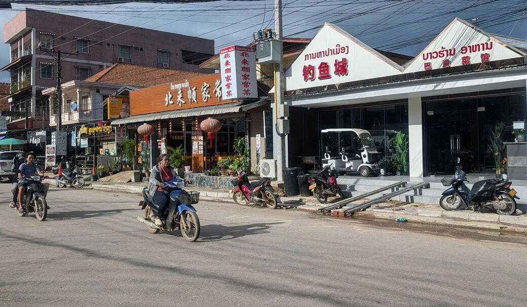 韓国と中国がせめぎ合う田舎町へ, 中国人向けの店舗が増えていた, 中国人と岩山登り, 日中関係は「上の人たちの話」, 大阪と迷いラオスに出店した店主, 日本人にも人気が高まるか？