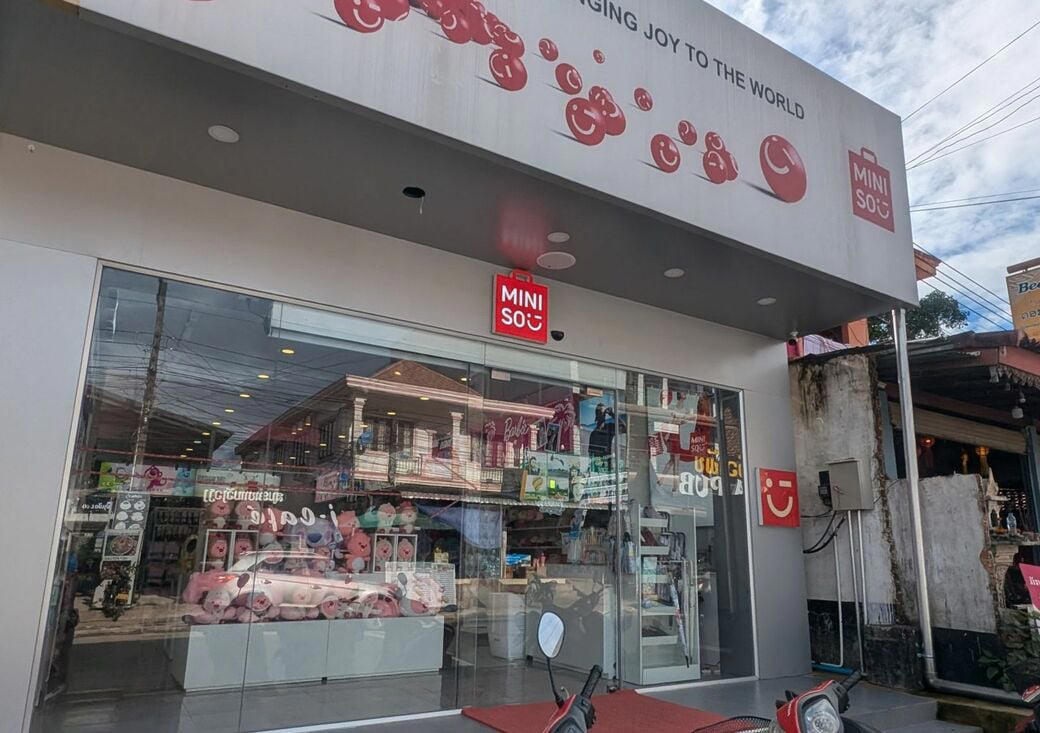 韓国と中国がせめぎ合う田舎町へ, 中国人向けの店舗が増えていた, 中国人と岩山登り, 日中関係は「上の人たちの話」, 大阪と迷いラオスに出店した店主, 日本人にも人気が高まるか？