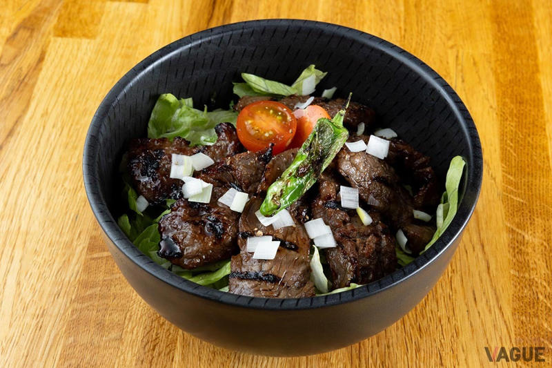 店名の由来は昔の超特急「燕」から。100年近く続く銀座の洋食店, つばめグリルといえばこれ！「つばめ風ハンブルグステーキ」, これも”カットする”楽しみがあるアラカルト「トマトのファルシーサラダ」, 赤身の肉の旨みを実感！「つばめ特製ダレの和牛あか牛　ステーキ丼　上」