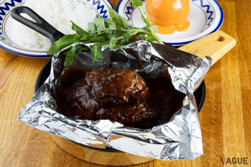 店名の由来は昔の超特急「燕」から。100年近く続く銀座の洋食店, つばめグリルといえばこれ！「つばめ風ハンブルグステーキ」, これも”カットする”楽しみがあるアラカルト「トマトのファルシーサラダ」, 赤身の肉の旨みを実感！「つばめ特製ダレの和牛あか牛　ステーキ丼　上」