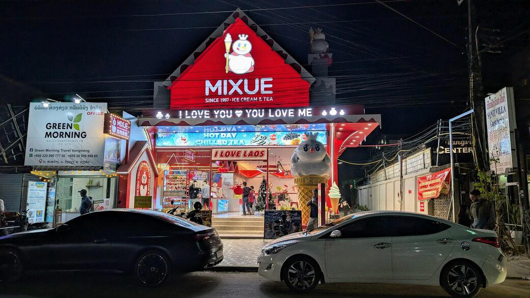 韓国と中国がせめぎ合う田舎町へ, 中国人向けの店舗が増えていた, 中国人と岩山登り, 日中関係は「上の人たちの話」, 大阪と迷いラオスに出店した店主, 日本人にも人気が高まるか？